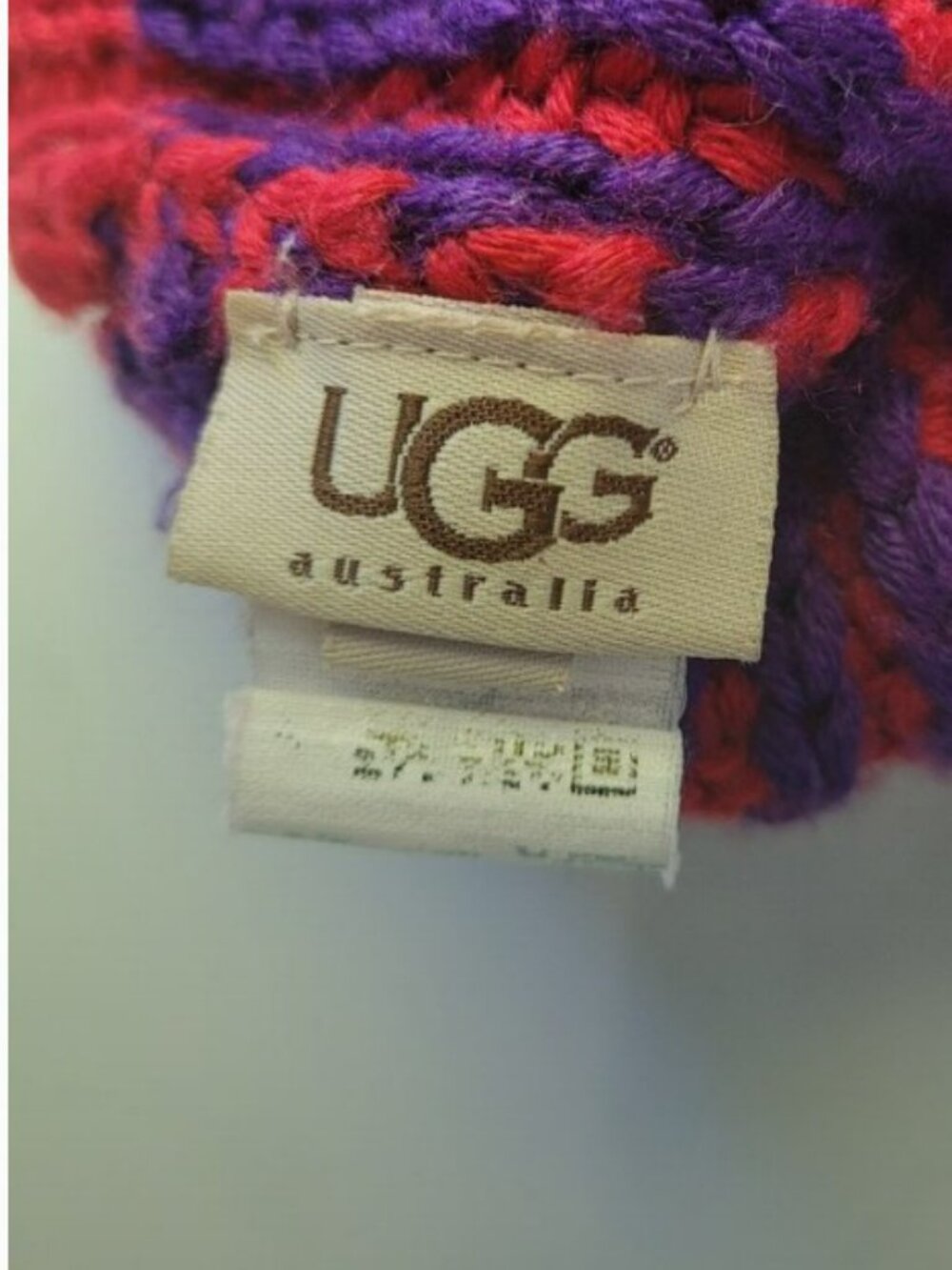 UGG Children's Red Hat Age 2-4 years - Picture 5 of 6
